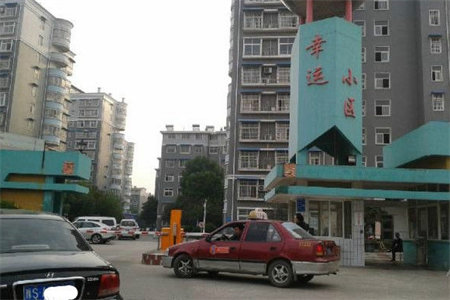 鑫海山庄3室2厅2卫90万128m2简单装修出售